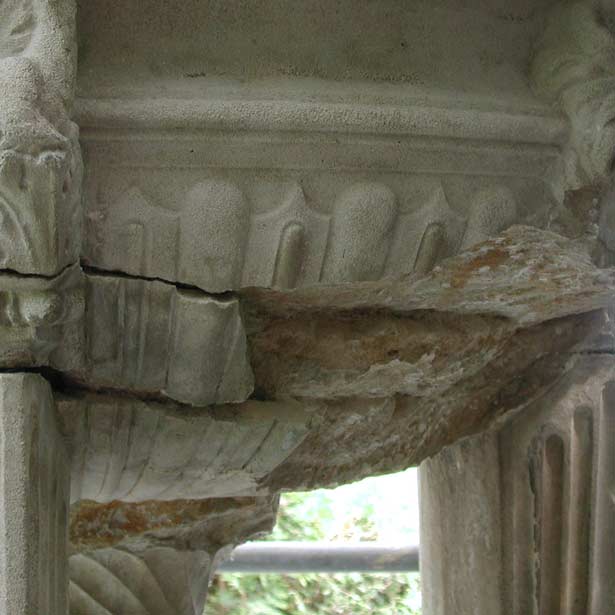 Ansicht der markanten Sch&auml;den verursacht durch schlechte Wasserf�hrung im Zusammenhang mit Frost