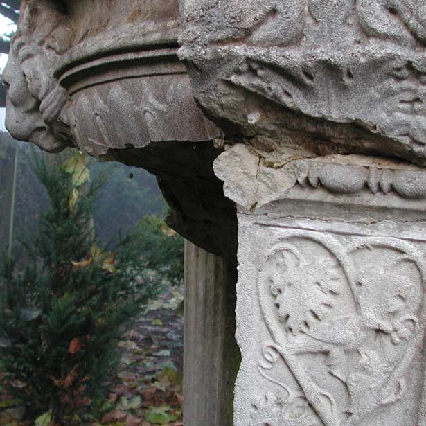 Ansicht der grossen Fehlstellen verursacht durch schlechte Wasserf&uuml;hrung im Zusammenhang mit Frost