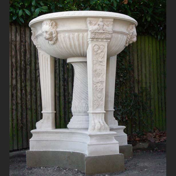 Gesamtansicht der Vase im Park des Konservatoriums nach den Restaurierungsarbeiten