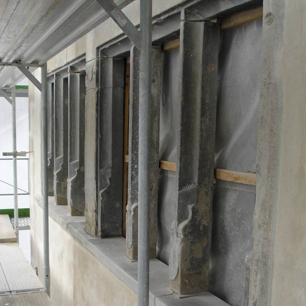Ansicht der gotischen Reihenfenster w&auml;hrend den Restaurierungsarbeiten